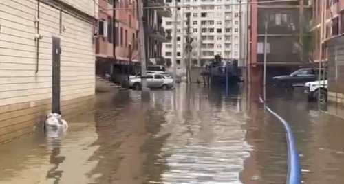 Pumping water on Khivskaya street. Still frame of the video from the Telegram channel of the Makhachkala administration from 04/02/26, https://t.me/makhachkalaofficial/21258