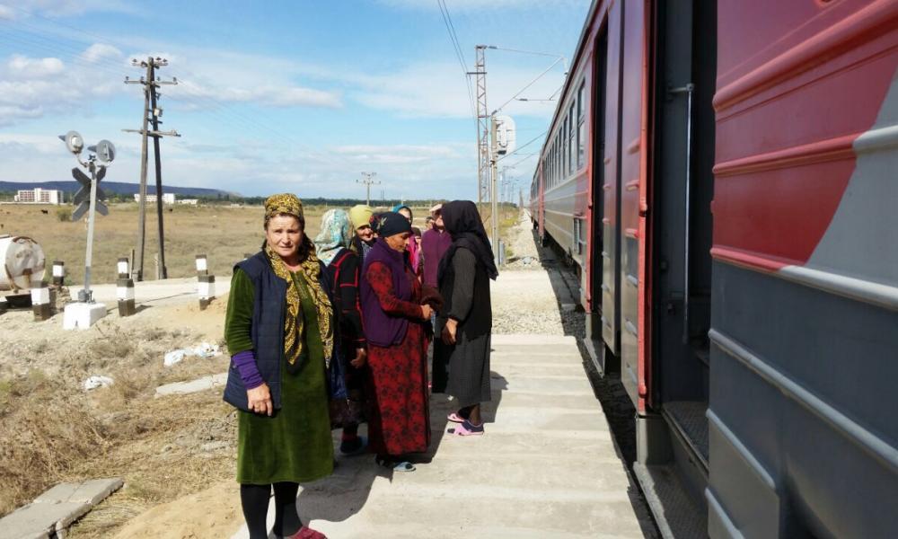 Women stand near a commuter train. Photo: https://kmr05.ru/sites/default/files/styles/1000x600/public/img_0146.jpg?itok=DEwPsUqt