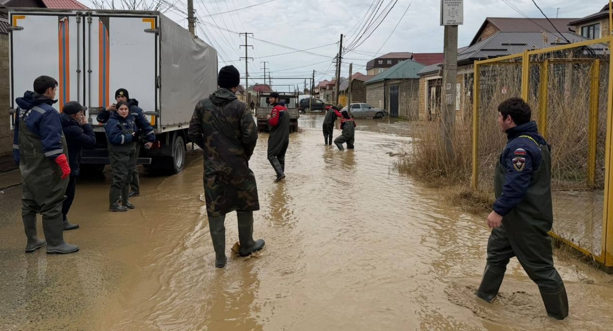 People being evacuated from 3rd Palmirnaya Street. Makhachkala, Palmira microdistrict, April 5, 2026. Photo from the Makhachkala administration's Telegram channel https://t.me/makhachkalaofficial/21651