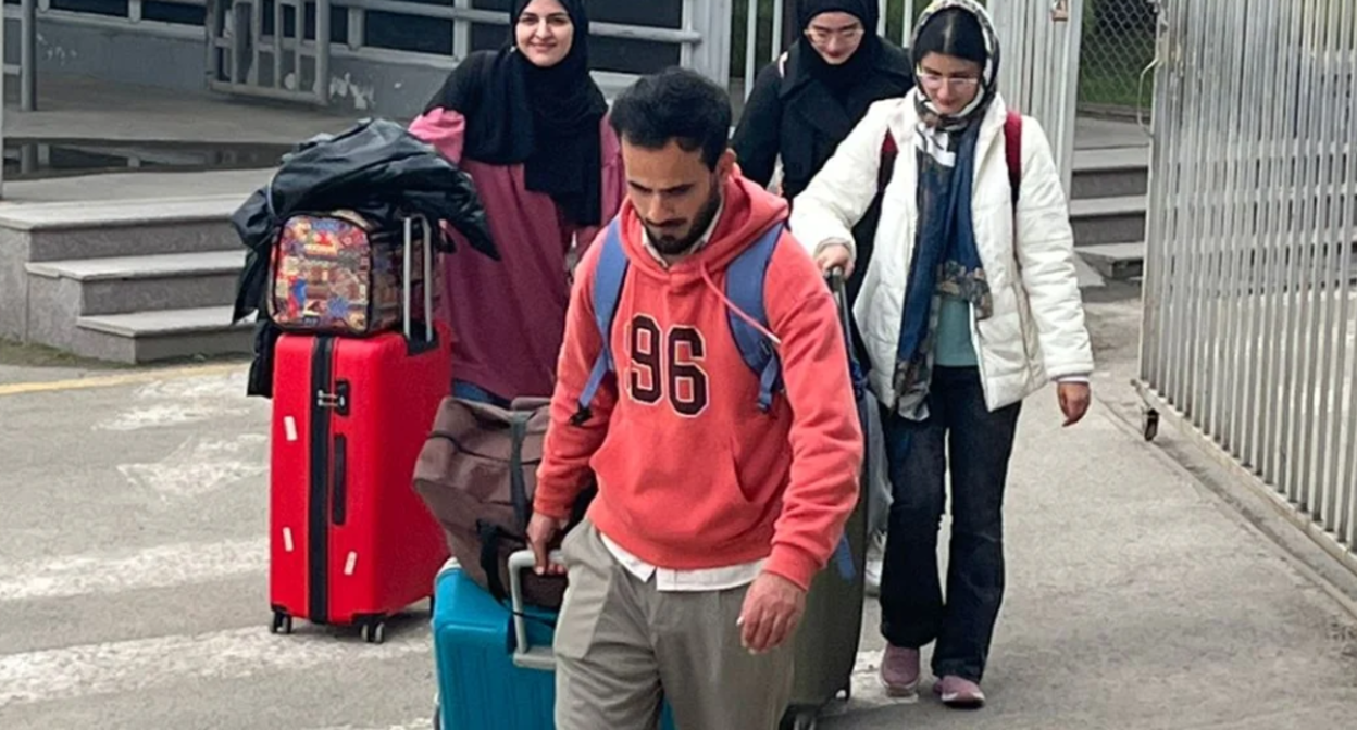 Evacuees from Iran on the border with Azerbaijan. Screenshot from a photo from Report from April 5, 2026, https://report.az/ru/vneshnyaya-politika/na-segodnyashnij-den-iz-irana-v-azerbajdzhan-evakuirovany-3-297-chelovek.