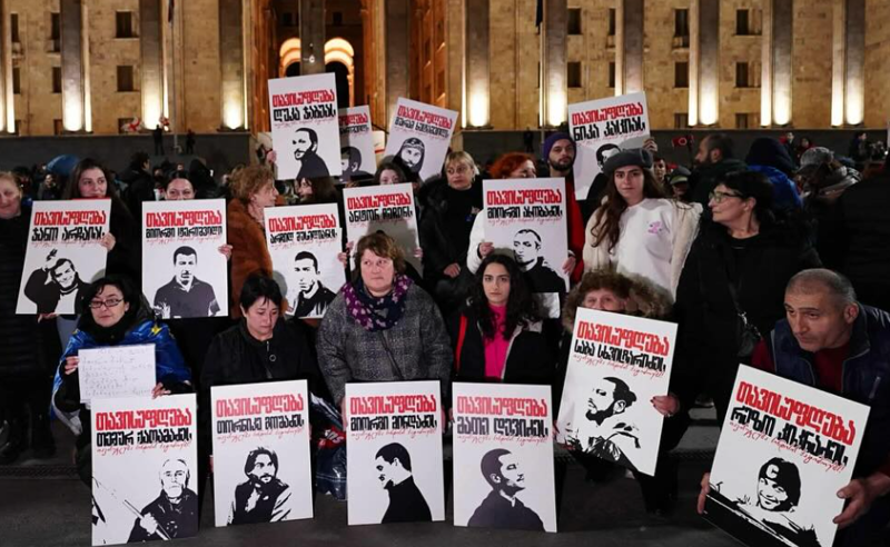 Family members of prisoners of conscience in Tbilisi on the 497th day of uninterrupted protests. Photo: TV Pirveli / https://tvpirveli.ge/ka/siaxleebi/politika/125163-meore-tseli-9-aprilis-memorialtan-sindisis-patimrebis-mshoblebi-dgesats-rustavelze Family members of prisoners of conscience in Tbilisi on the 497th day of uninterrupted protests. Photo: TV Pirveli / https://tvpirveli.ge/ka/siaxleebi/politika/125163-meore-tseli-9-aprilis-memorialtan-sindisis-patimrebis-mshoblebi-dgesats-rustavelze