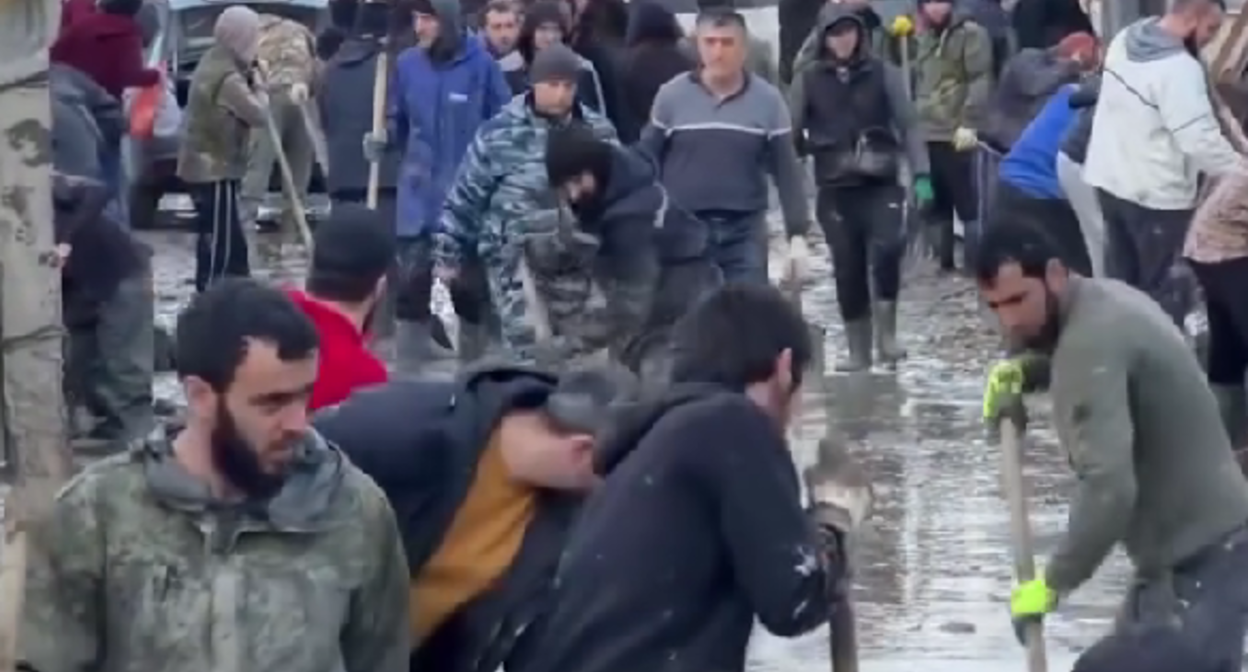 Volunteers in Mamedkale. Top frame from the Dagizvestiya video: https://www.instagram.com/p/DWzlRcPjFK4/ (Meta, the company that owns the social network, is banned in Russia).