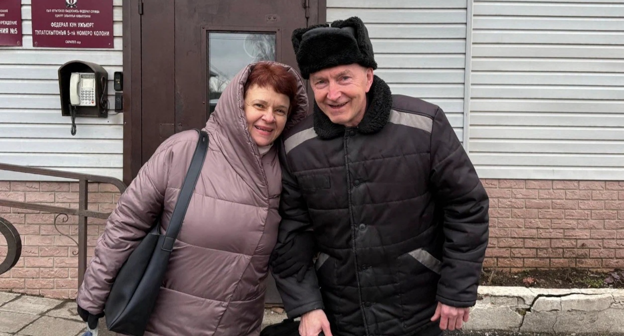 Valery Rogozin with his wife after his release from prison. April 2026. Photo from a website covering the persecution of Jehovah's Witnesses in Russia (396 Russian Jehovah's Witness organizations have been designated as extremist, and their activities in Russia are banned by court order). Valery Rogozin with his wife after his release from prison. April 2026. Photo from a website covering the persecution of Jehovah's Witnesses in Russia (396 Russian Jehovah's Witness organizations have been designated as extremist, and their activities in Russia are banned by court order).