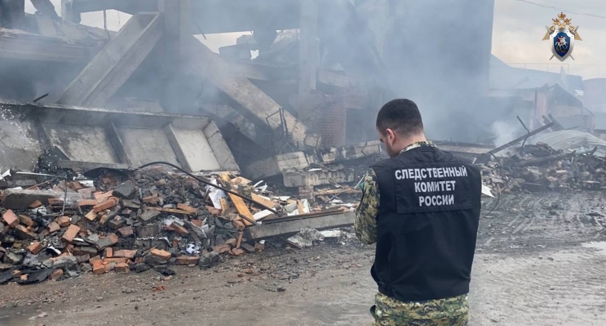 An Investigative Committee officer at the scene of the explosion. Photo: Investigative Committee of Russia for North Ossetia https://t.me/su_skr15/3811