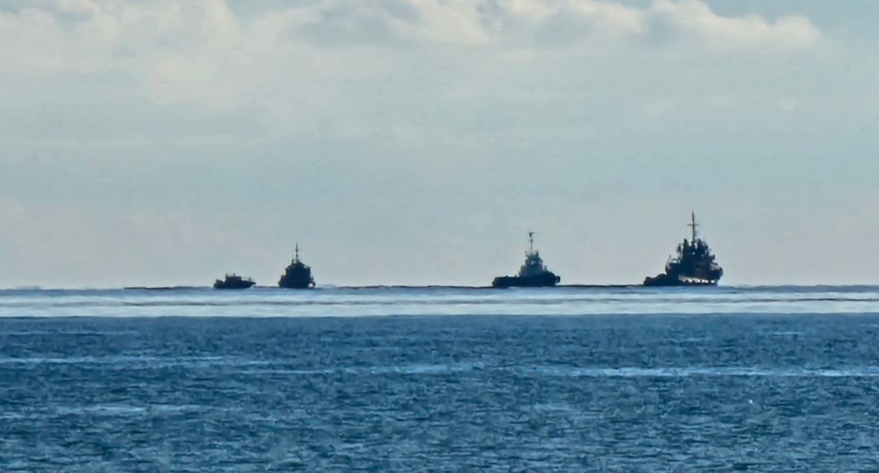 Ships clean up pollution near Anapa. Screenshot of a photo by Yuri Ozarovsky from April 11, 2026, https://t.me/MoreOz/120734