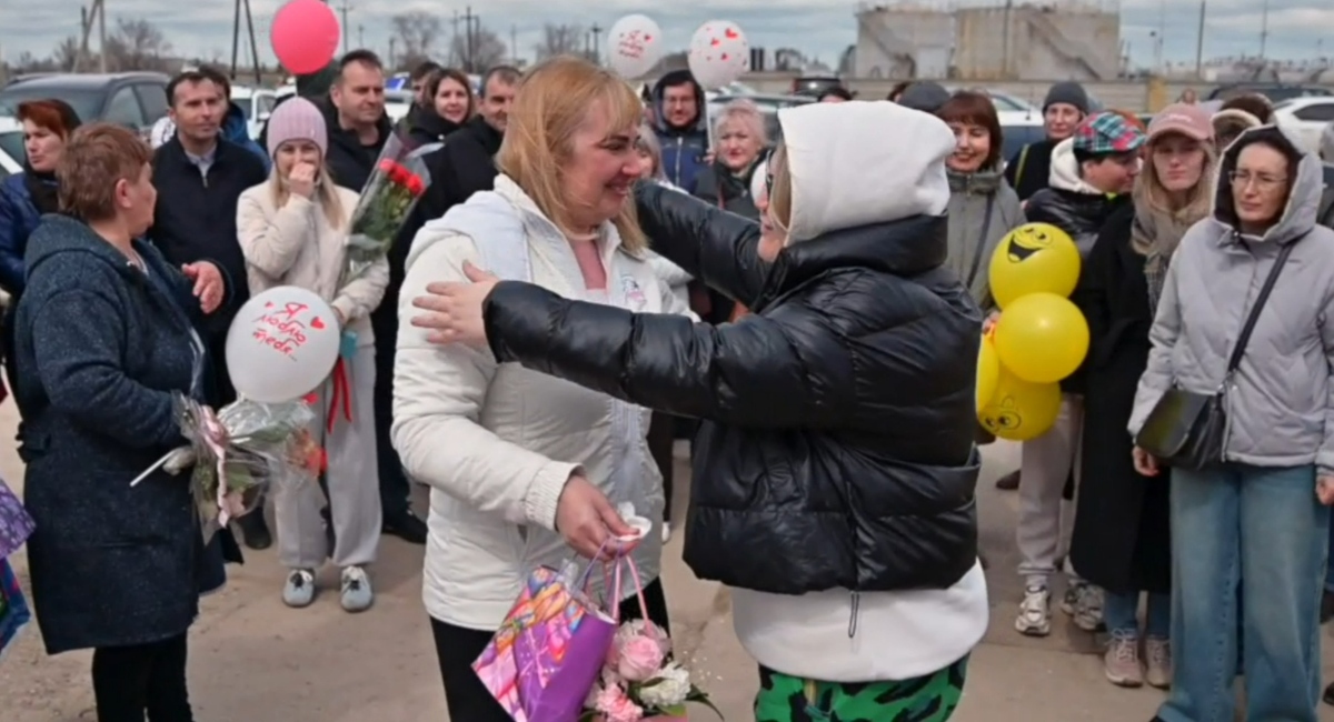 Lyudmila Shchekoldina's family greets her after leaving the prison colony. A still from a video from a website covering the persecution of Jehovah's Witnesses in Russia (396 Russian Jehovah's Witness organizations have been designated as extremist, and their activities in Russia are banned by court order).