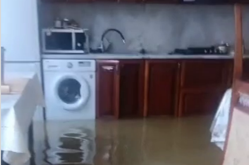 A flooded house. Still from a video from the Telegram channel "Atypical Makhachkala" from April 18, 2026, https://t.me/official_atypical_chat/32657554.