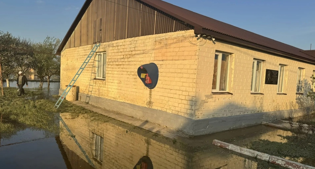A school in a flood zone in Dagestan. April 2026. Photo: Ministry of Education and Science of the Republic of Dagestan https://t.me/minobrnauki_rd/35099