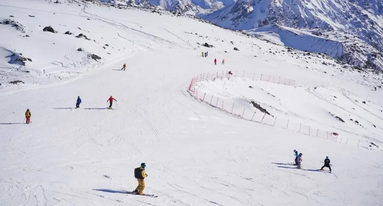 Skiers at the Elbrus resort. Photo: resort press service https://resort-elbrus.ru/