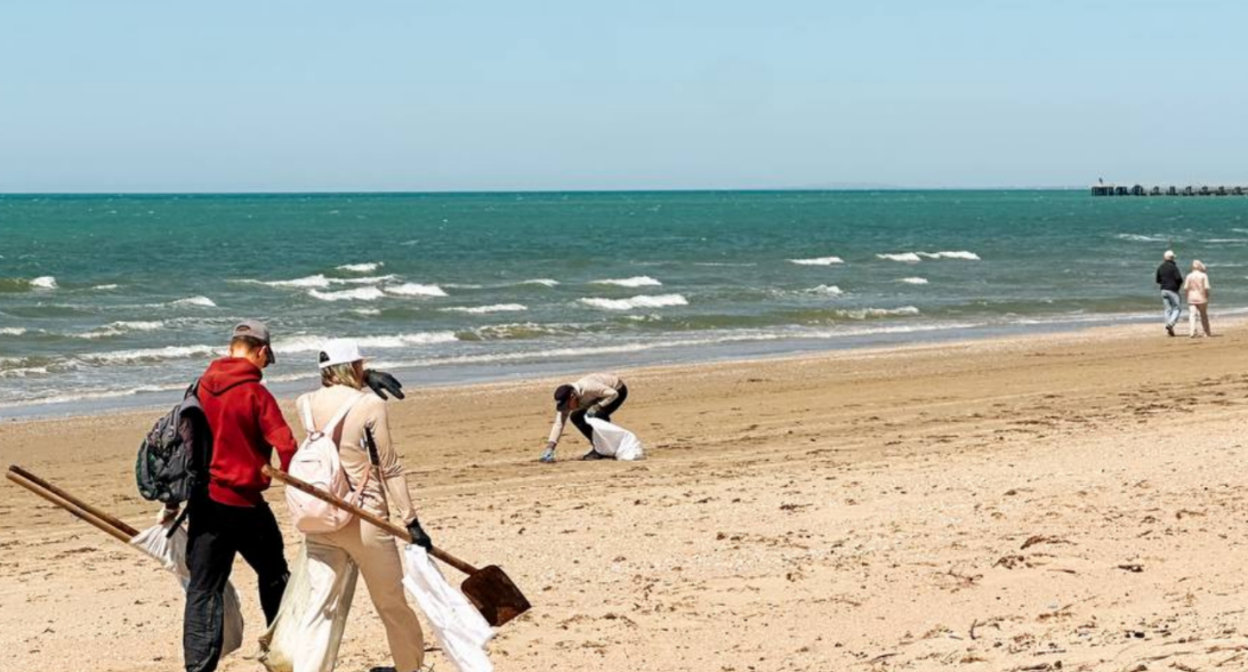 Beach cleanup in Anapa. Screenshot from "SSL Volunteers" photo from April 26, 2026, https://t.me/setisitolopata/2897.