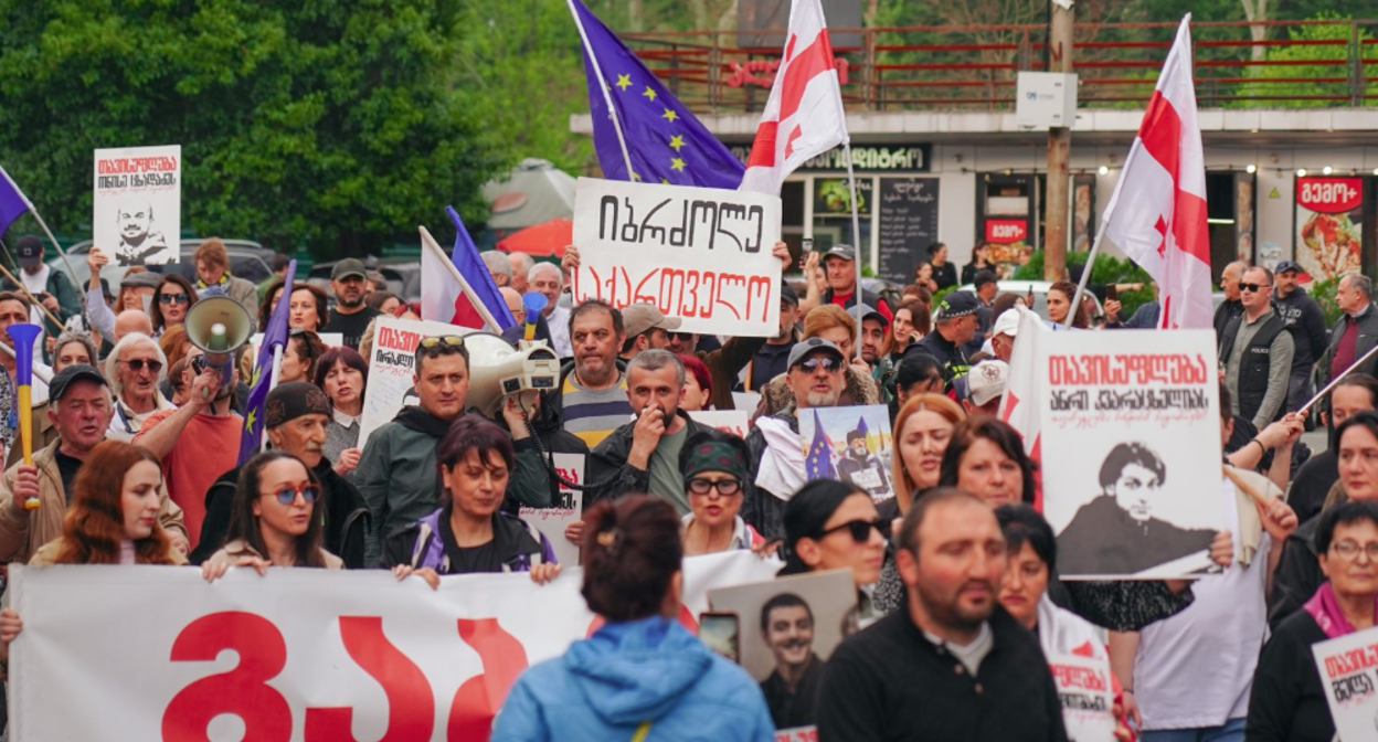 Protesters in Zugdidi. Screenshot of a photo by Mo Se from April 26, 2026, https://www.facebook.com/photo?fbid=4290374601277279&set=pcb.4290374881277251.
