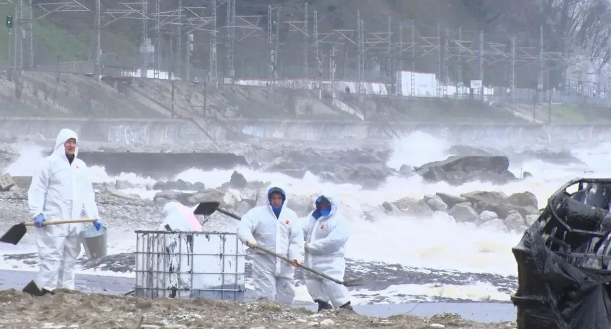 Cleaning up oil spills on the coast of Tuapse. Photo from the Kuban emergency response headquarters' Telegram channel https://t.me/opershtab23/15794