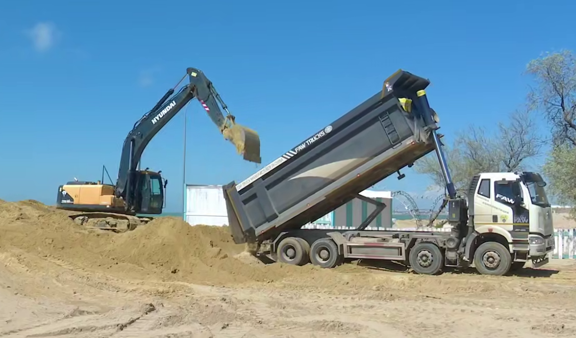 Filling the beach in Anapa with sand. Still from the Anapa City Hall video from April 30, 2026, https://t.me/anapaofficial/36992.