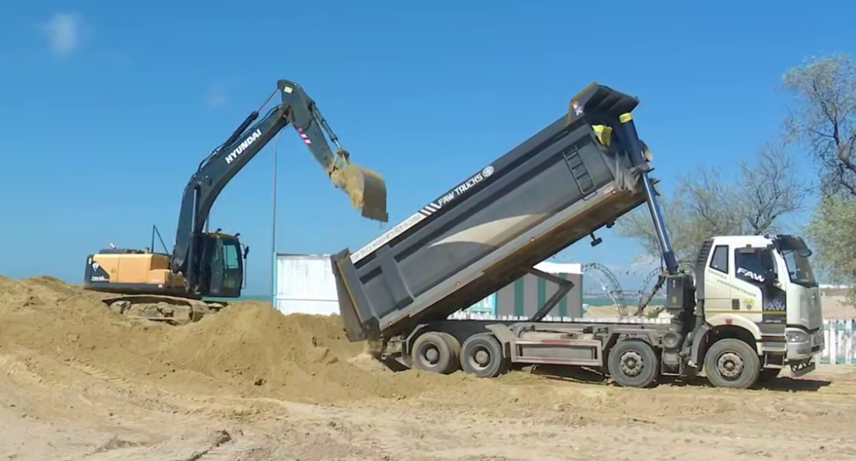Filling the beach in Anapa with sand. Still from the Anapa City Hall video from April 30, 2026, https://t.me/anapaofficial/36992.