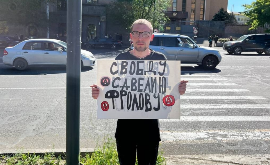 Alexander Sherchenkov at a picket. Screenshot from RusNews photo from May 9, 2026, https://t.me/rusnews/84496.