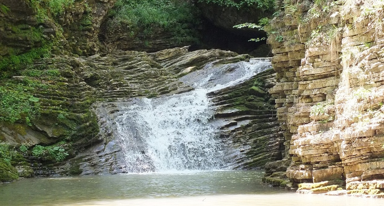 One of the waterfalls on the Rufabgo Stream. Photo: Denis Chesnokov https://commons.wikimedia.org/w/index.php?curid=26528471