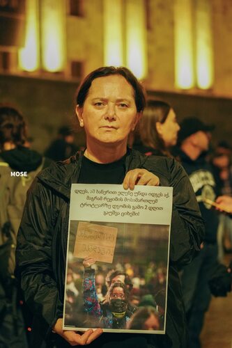A participant in the rally in Tbilisi on the 532nd day A participant in the ongoing protests holds a poster in support of arrested activist Elene Gelashvili. Photo: MO SE / Facebook