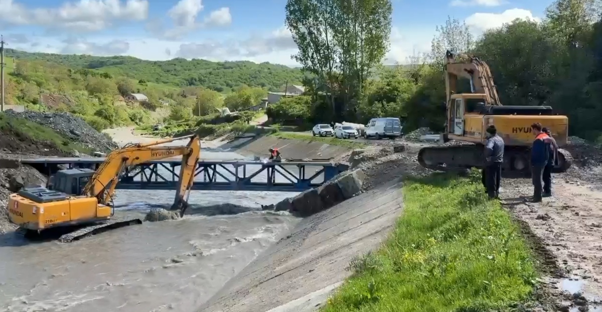 Workers construct a temporary bridge in the village of Gerpegezh. A still from Kazbek Kokov's Telegram channel: https://t.me/Kokov_Kazbek/10055