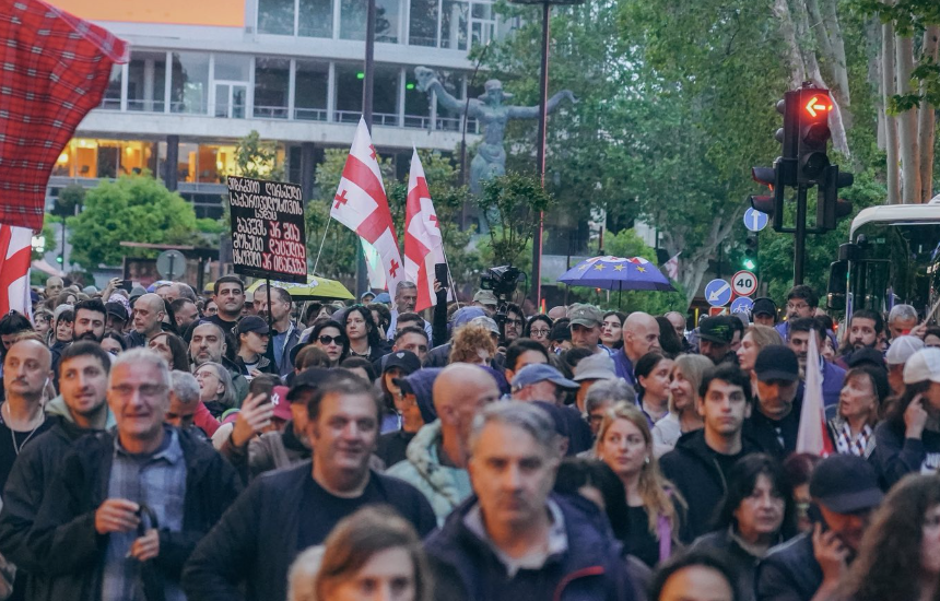 Participants of the procession on May 23. Screenshot of photo Mo Se, https://www.facebook.com/photo/?fbid=4317603431887729&set=pcb.4317604495220956