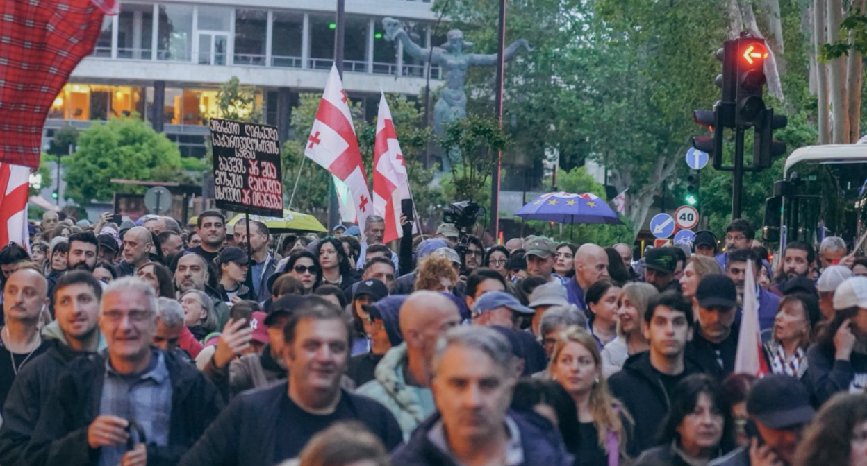 Participants of the procession on May 23. Screenshot of photo Mo Se, https://www.facebook.com/photo/?fbid=4317603431887729&set=pcb.4317604495220956