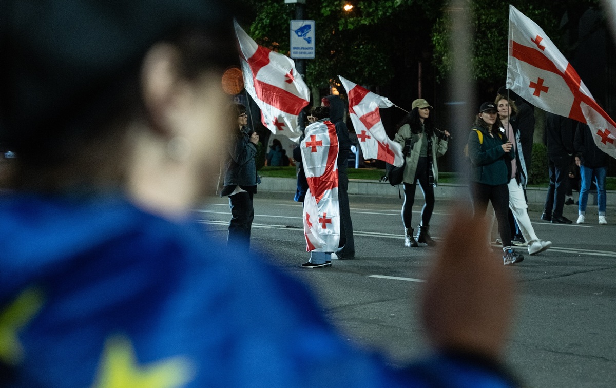 Protesters on Rustaveli Avenue. Photo: Khatia Kakhidze / Publika
