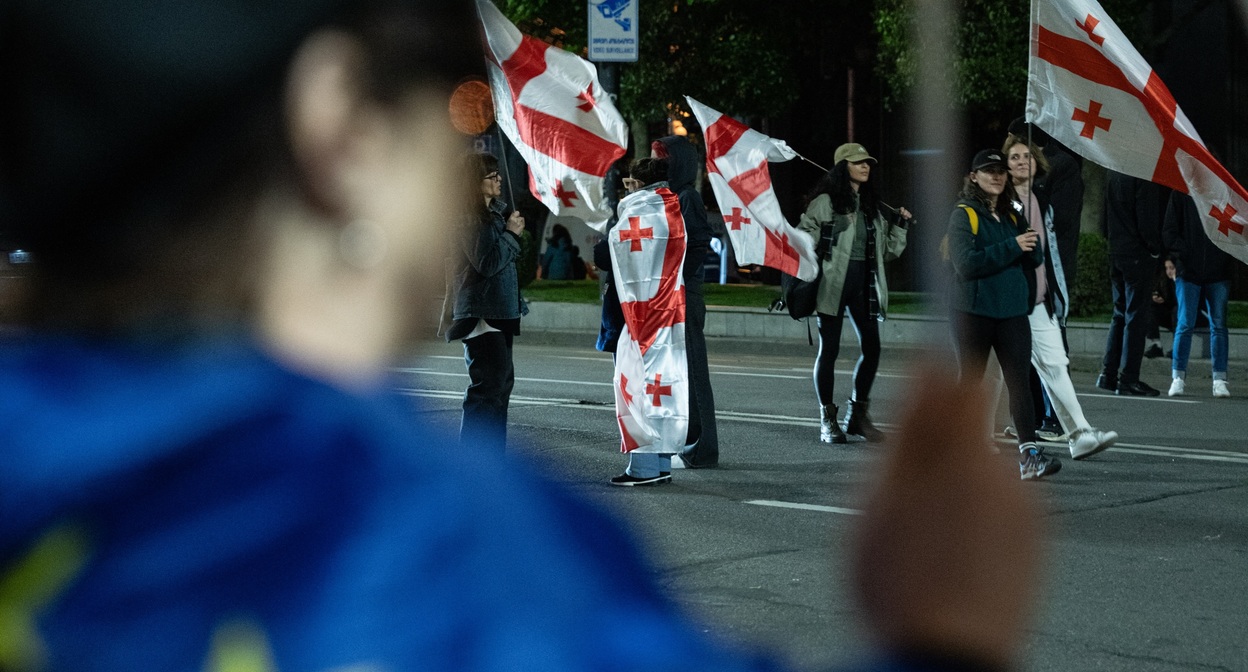 Protesters on Rustaveli Avenue. Photo: Khatia Kakhidze / Publika
