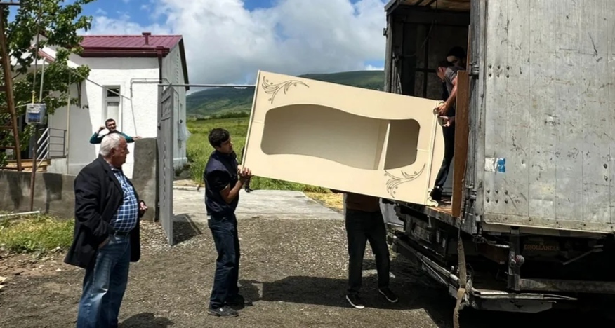 Relocation of former internally displaced persons to the Khojaly district. May 26, 2026. Photo: Report https://report.az/ru/vnutrennyaya-politika/pereselivshimsya-v-hodzhaly-9-semyam-vrucheny-klyuchi-ot-kvartir