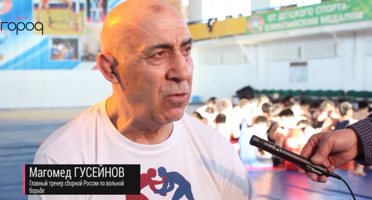 Magomed Guseinov in front of child athletes. 2015. Still from rutube_account_media_sakha https://rutube.ru/video/31726d8b0be014af3f44928d4ad20516/