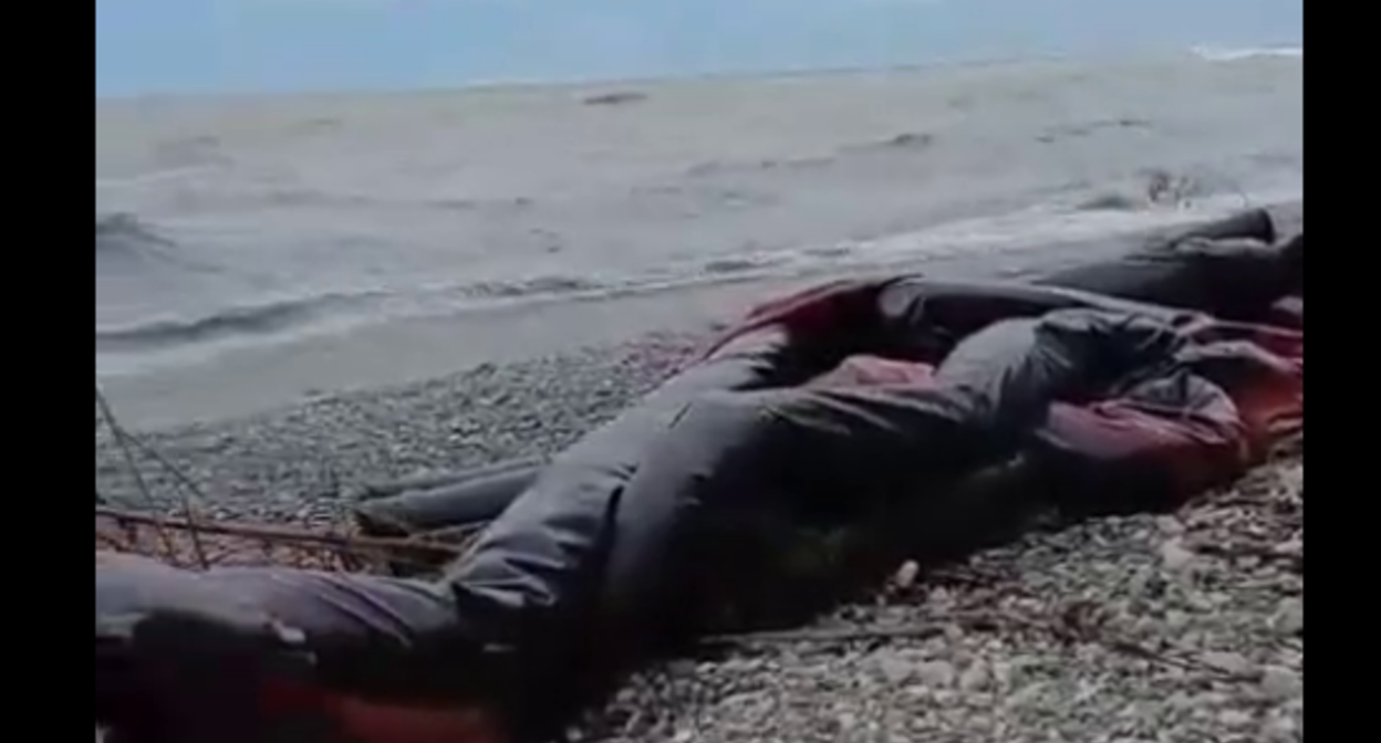 Oil booms on Primorsky Beach in Tuapse. Screenshot from the Telegram channel "My Tuapse" from May 31, 2026, https://t.me/my_tuapse/35688.