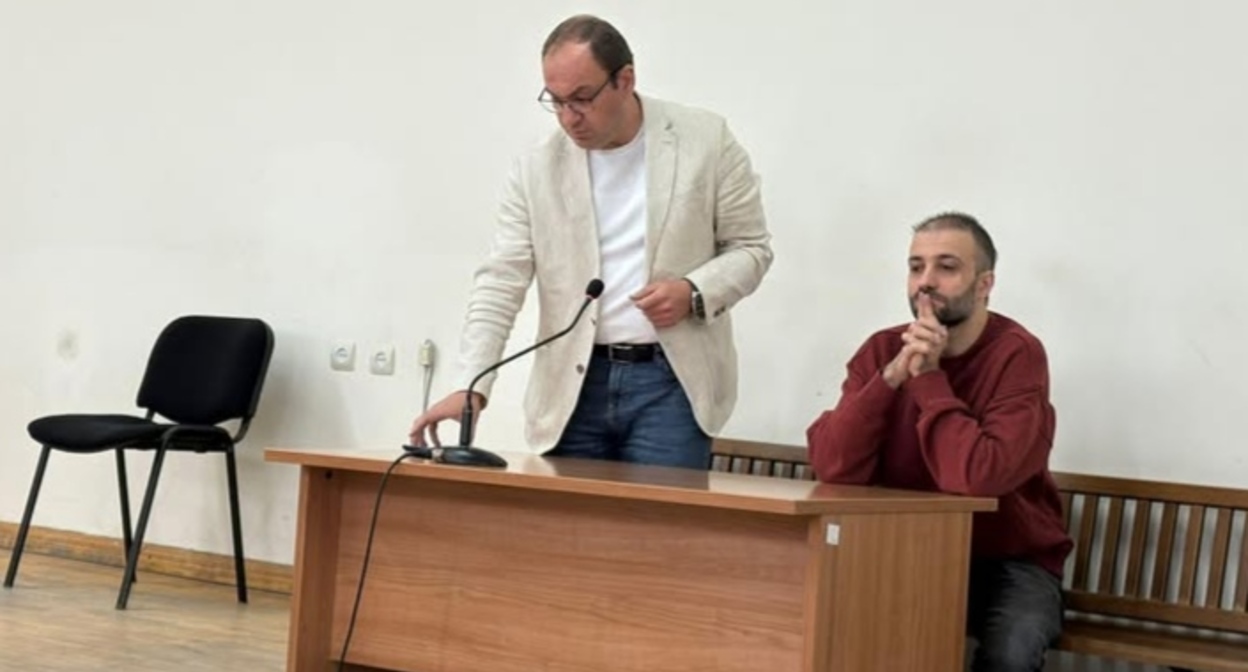 Lawyer Arsen Babayan (left) and Vazgen Saghatelyan in the courtroom. Photo from Arsen Babayan's Facebook page* https://www.facebook.com/arsenbabayan.am/ (Meta, the company that owns Facebook, is banned in Russia.)