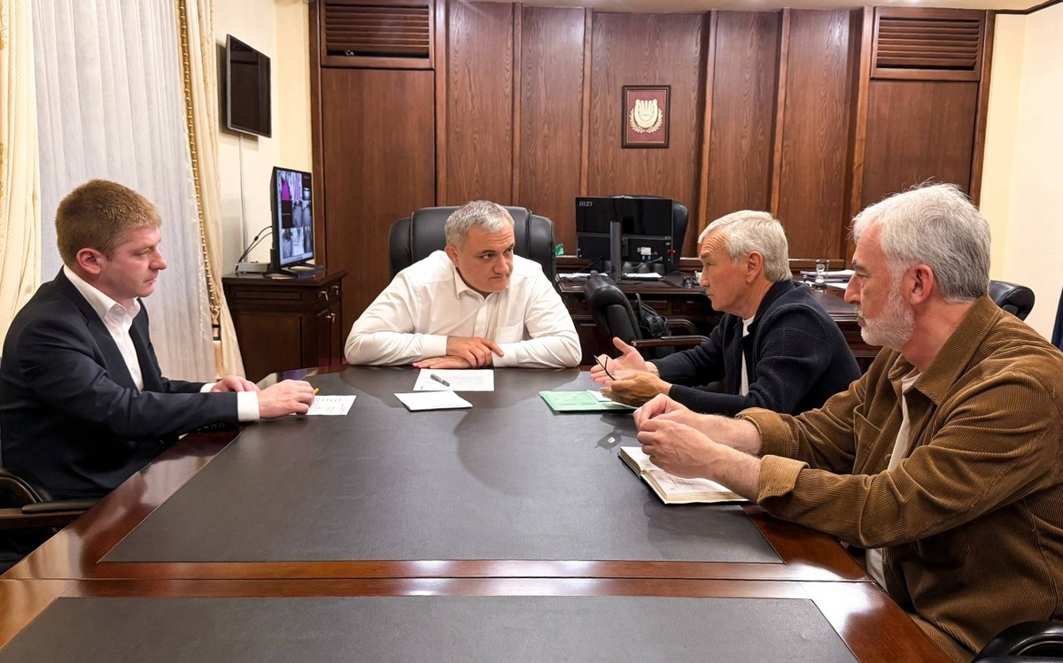 Azamatgeriy Ashkhotov holds a meeting on the waste collection situation in Nalchik. Photo: City Administration Press Service – https://t.me/nalchiknews1/10716 Azamatgeriy Ashkhotov holds a meeting on the waste collection situation in Nalchik. Photo: City Administration Press Service – https://t.me/nalchiknews1/10716