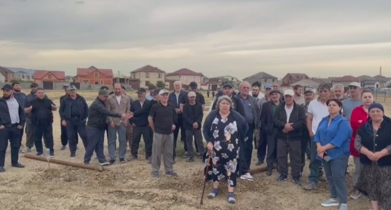 A still from a video message from residents of the Turali microdistrict: https://t.me/chernovik_new/9378