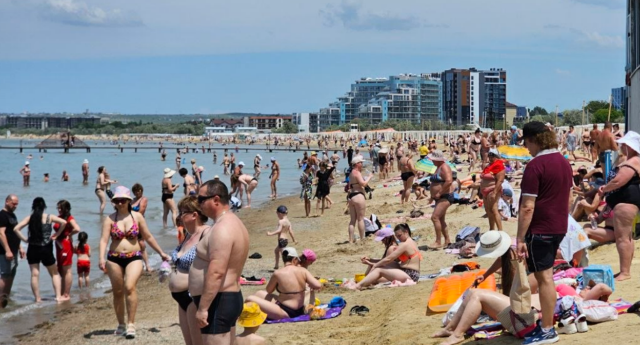 The situation at Anapa's Central Beach. Screenshot from a photo by Yuri Ozarovsky from June 7, 2026, https://t.me/MoreOz/126224.