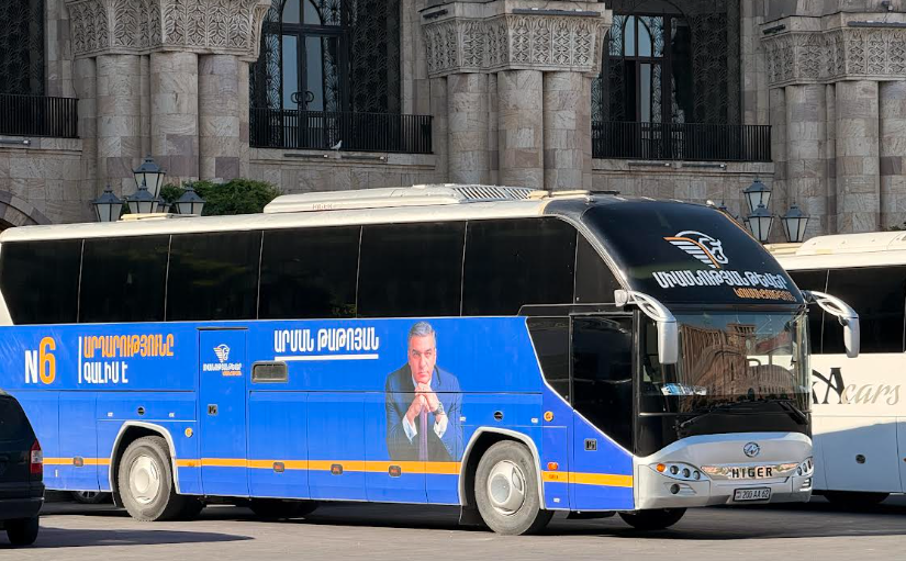 A bus carrying election campaign materials in Yerevan. Photo by "Caucasian Knot." A bus carrying election campaign materials in Yerevan. Photo by "Caucasian Knot."