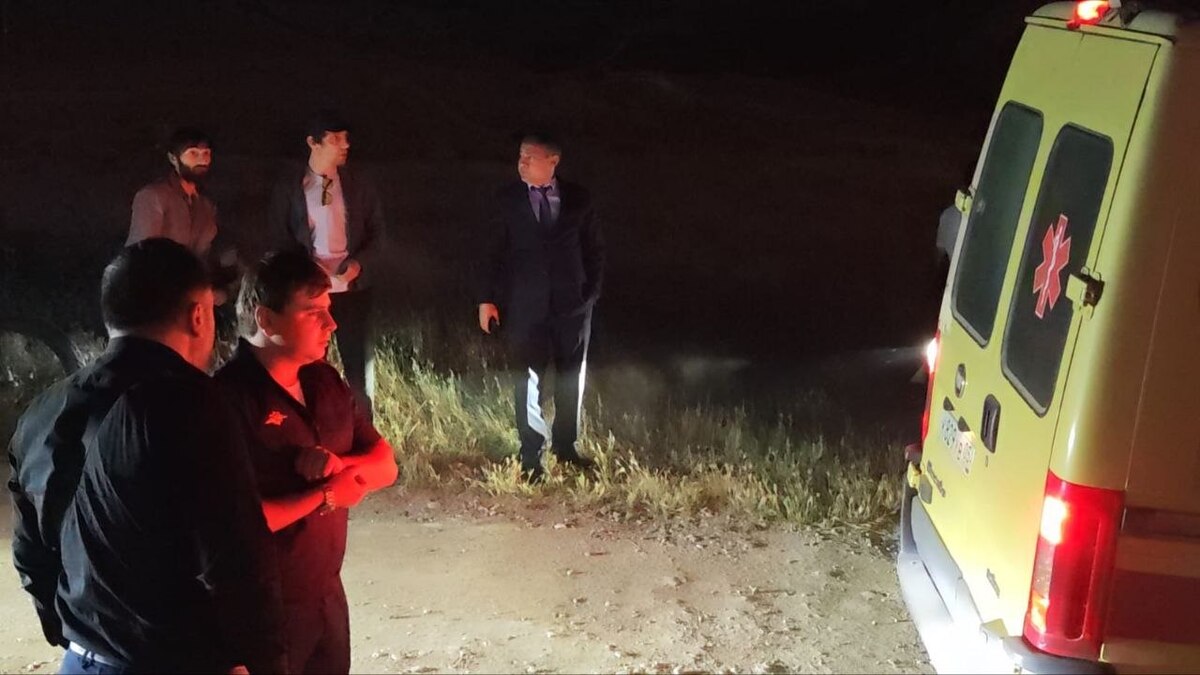 Officials at the scene of the emergency. Photo: Kizilyurt District Administration Press Service / Telegram