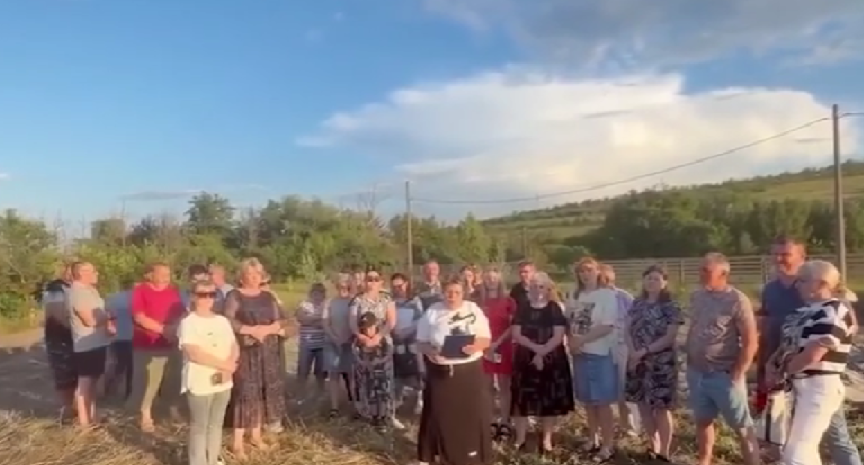 Residents of the village of Tsaritsyn appealed to Bastrykin. Still from V1 video from June 11, 2026, https://v1.ru/text/gorod/2026/06/11/76473003/