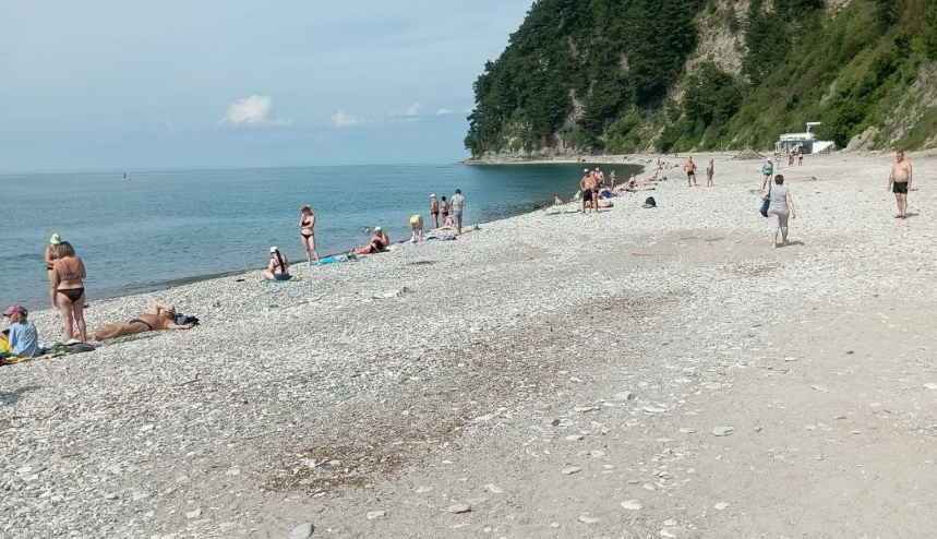 Beach in Tuapse. Screenshot from Roman Pukalov's Telegram channel, June 14, 2026, https://t.me/Roman_eco/1870.