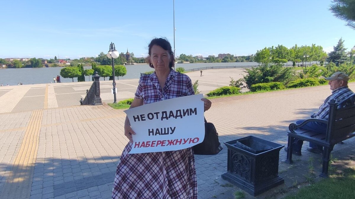 A Krasnodar resident is holding a picket against the construction of a church on Rozhdestvenskaya Embankment. Screenshot: https://t.me/KrasnodarUMR/26326