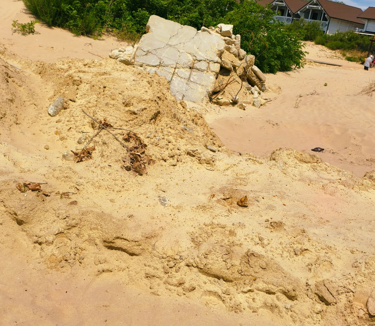 Social media users posted a photo of the state of Anapa's beaches after they were replenished with new sand. Photo: MAKOVOZOVY / Telegram channel Social media users posted a photo of the state of Anapa's beaches after they were replenished with new sand. Photo: MAKOVOZOVY / Telegram channel