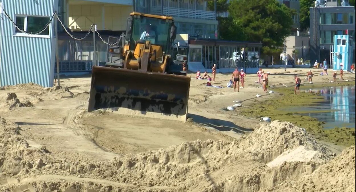 Dismantling protective embankments on Anapa's beaches. Photo: Krasnodar Krai Emergency Response Team