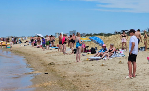Tourists at the water's edge on the beach in Vityazevo. Screenshot of a photo by Yuri Ozarovsky from June 20, 2026, https://t.me/AnapaOzz/1520849 Tourists at the water's edge on the beach in Vityazevo. Screenshot of a photo by Yuri Ozarovsky from 06/20/26, https://t.me/AnapaOzz/1520849