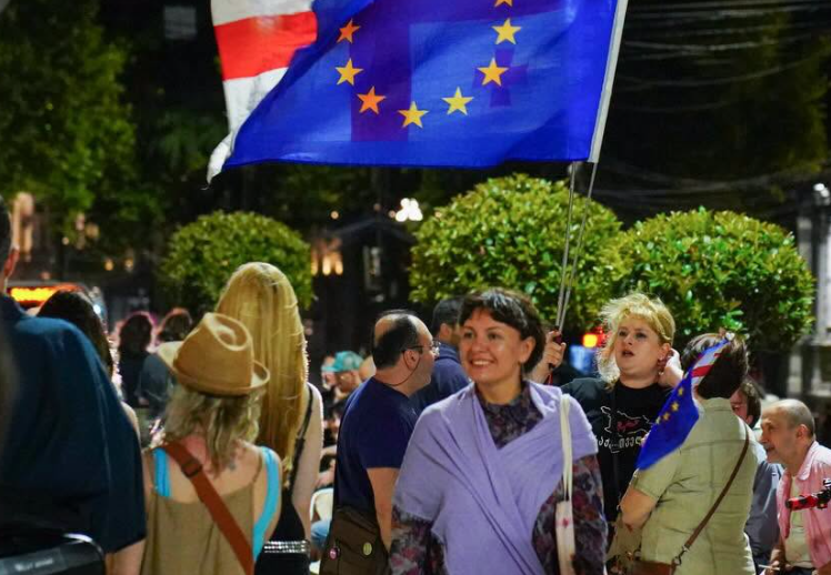 Protesters outside the Georgian Parliament. Screenshot of a photo by Mo Se from June 21, 2026, https://www.facebook.com/photo?fbid=4347579758890096&set=pcb.4347579905556748 (Meta, the company that owns the social network, is banned in Russia).