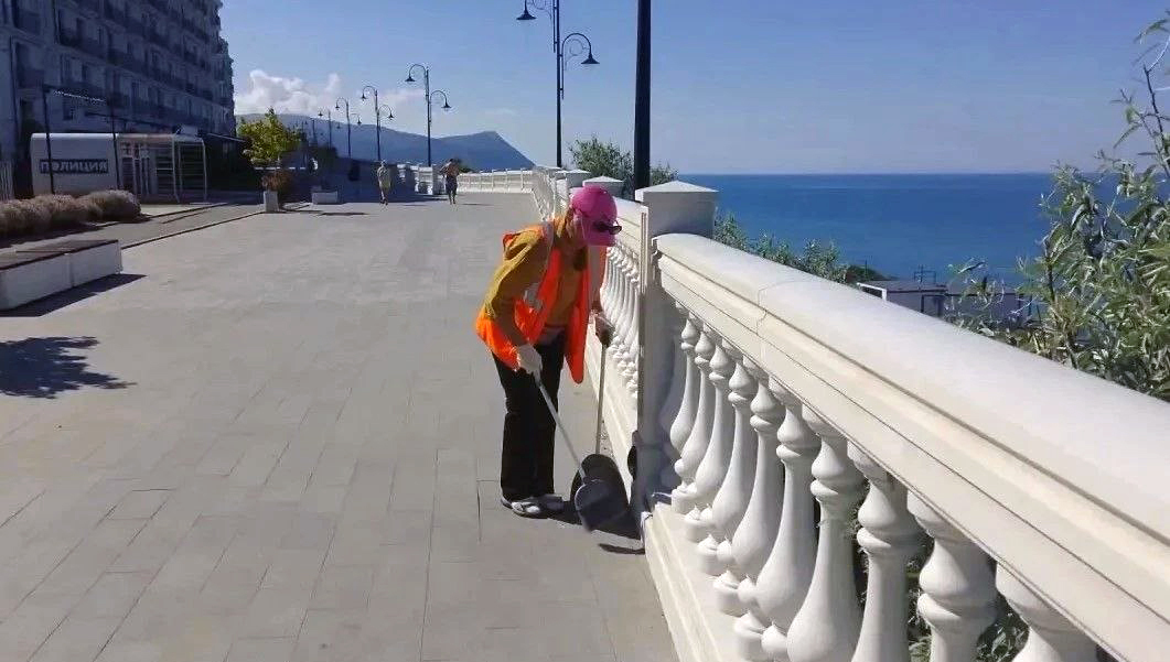 Sanitary cleaning work on the embankment. Photo from the Anapa mayor's Telegram channel https://t.me/sbmaslova/6790?comment=24483 Sanitary cleaning work on the embankment. Photo from the Anapa mayor's Telegram channel https://t.me/sbmaslova/6790?comment=24483