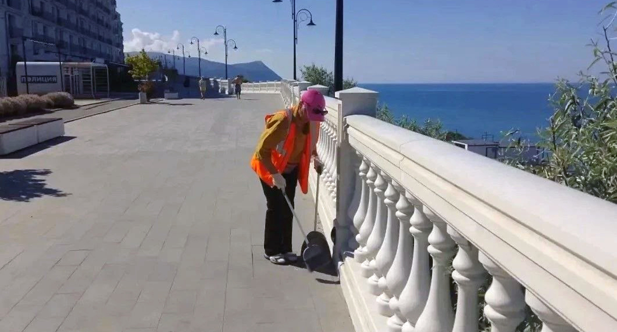 Sanitary cleaning work on the embankment. Photo from the Anapa mayor's Telegram channel https://t.me/sbmaslova/6790?comment=24483 Sanitary cleaning work on the embankment. Photo from the Anapa mayor's Telegram channel https://t.me/sbmaslova/6790?comment=24483