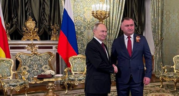 Alan Gagloev (right) and Vladimir Putin. Photo: https://presidentruo.org/alan-gagloev-naznachen-sovetnikom-prezidenta-rossijskoj-federaczii/ Alan Gagloev (right) and Vladimir Putin. Photo: https://presidentruo.org/alan-gagloev-naznachen-sovetnikom-prezidenta-rossijskoj-federaczii/