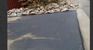 The condition of the asphalt after the oil rain near Tuapse. Screenshot from Zhora Kavanosyan's Telegram channel, https://t.me/ecozhora/7487.