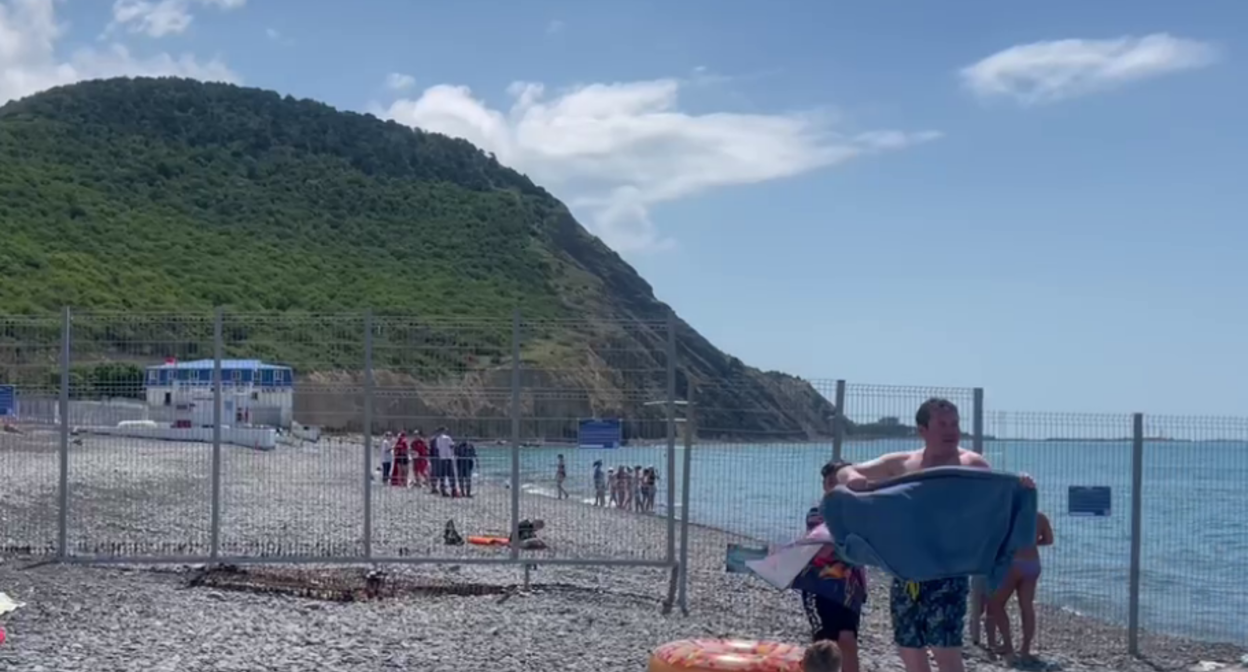 Behind the fence is a children's camp beach. Still from a video from the Telegram channel "Ecurist" from June 12, 2026, https://t.me/ecojurist/1611