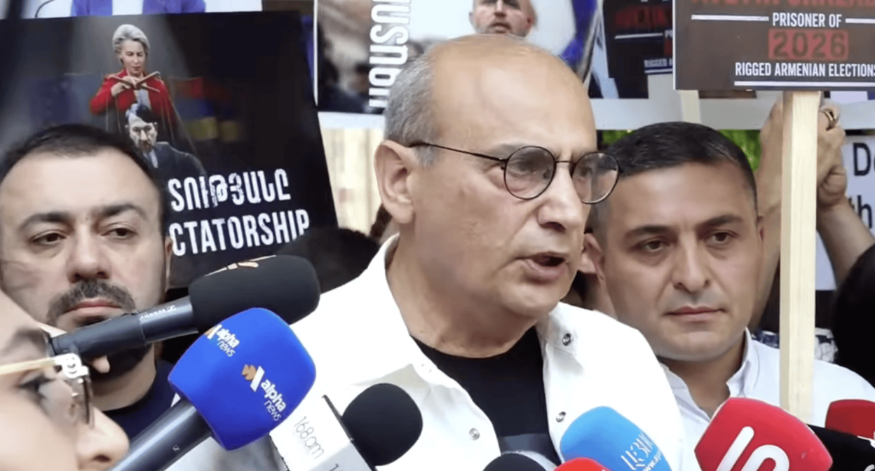 A frame of two opposition movements held a protest outside the government building of Armenia. Photo: News.am. / https://news.am/ru/news/1047326