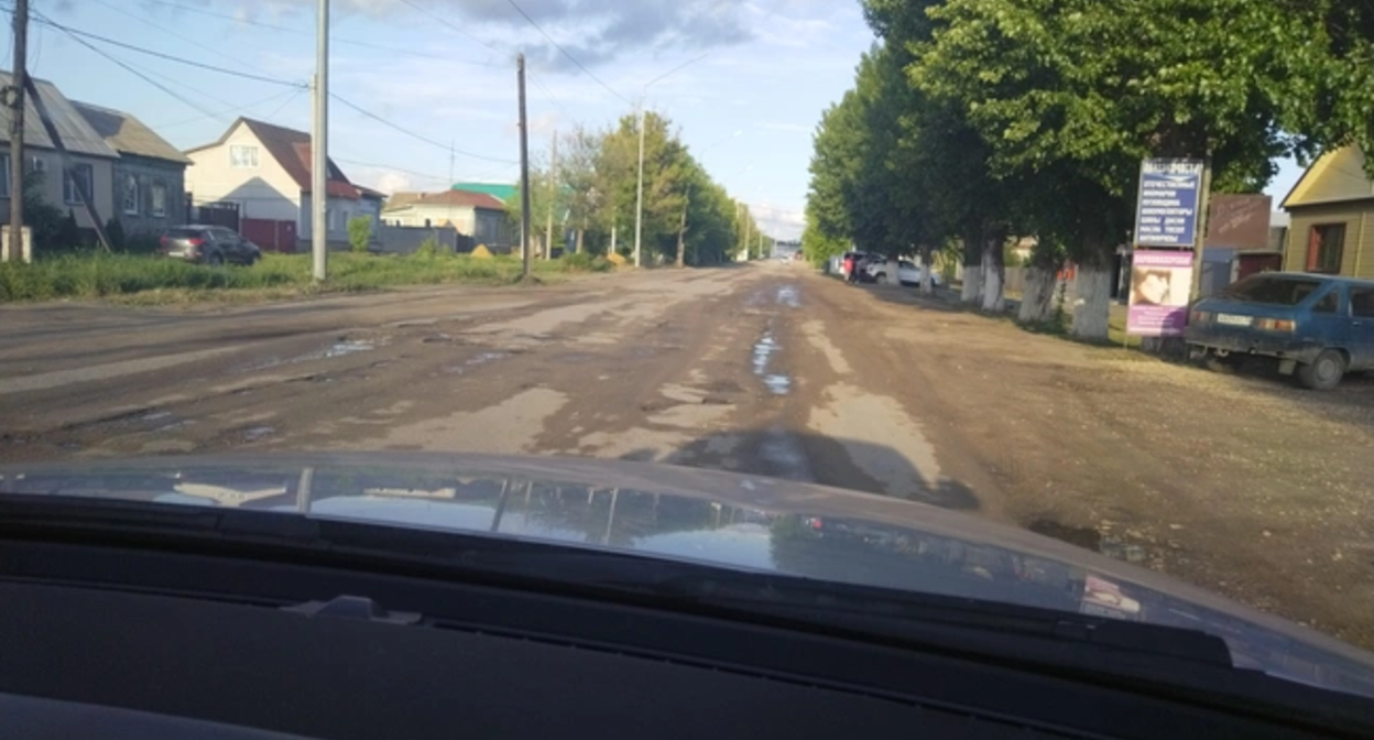 A shot of the broken roads in the settlement "Krasny Yar" in the Volgograd region. Photo: V1.ru. / https://v1.ru/text/transport/2026/07/01/76509075/
