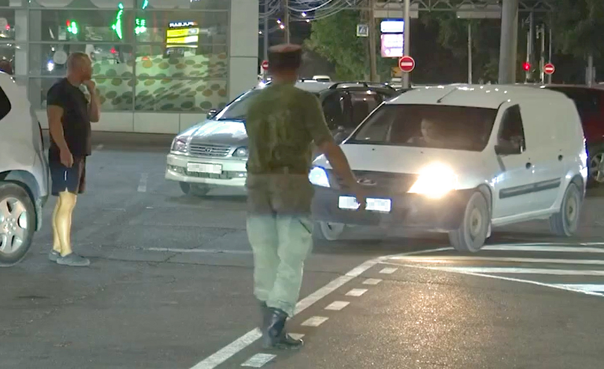 A Cossack regulates the queue at one of the gas stations in Anapa. Frame from the video in the Telegram channel of the mayor of Anapa – https://t.me/sbmaslova/7032 A Cossack regulates the queue at one of the gas stations in Anapa. Frame from the video in the Telegram channel of the mayor of Anapa – https://t.me/sbmaslova/7032
